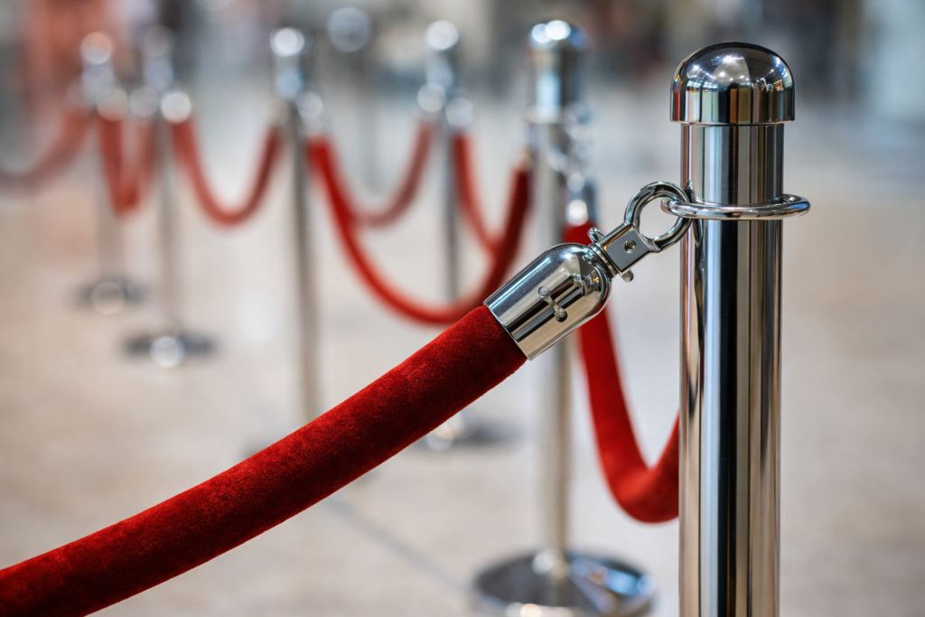 Cordón separador con postes metálicos para control de accesos en espacios públicos