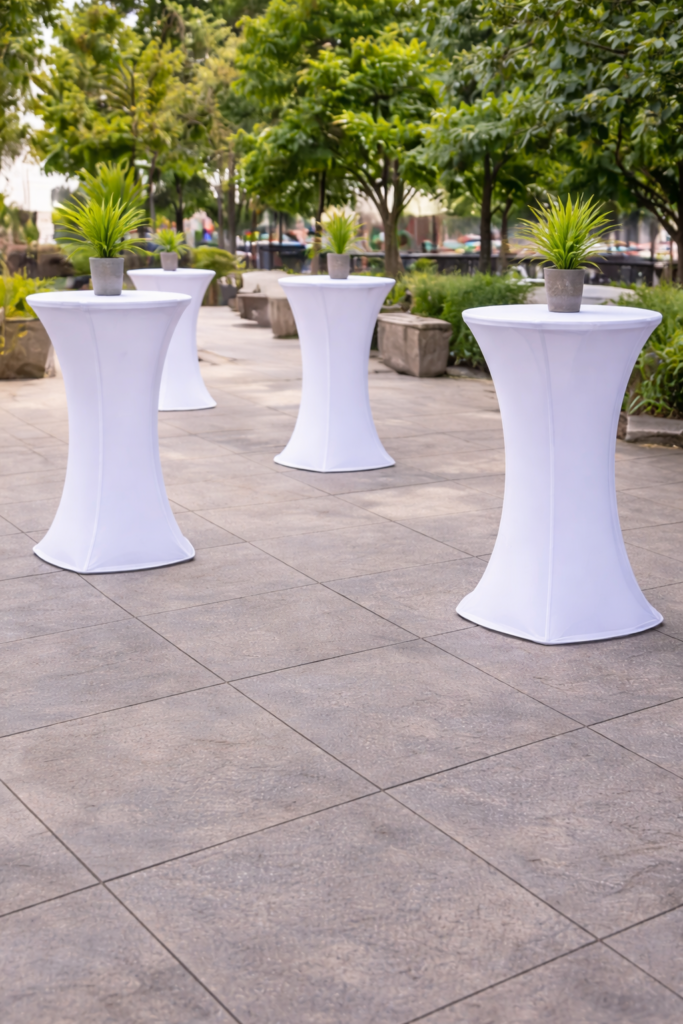 Mesas tipo cóctel para recepciones y ferias en espacios municipales, mobiliario para eventos públicos.